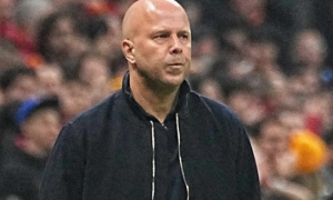 CĐV Liverpool đòi sa thải Arne Slot sau thất bại trước Galatasaray