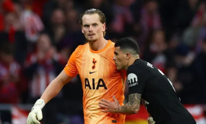 Pedro Porro an ủi thủ môn Tottenham sau thảm họa phút 17