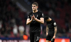 Tuyệt vọng với Tottenham, Van de Ven bỏ dùng điện thoại