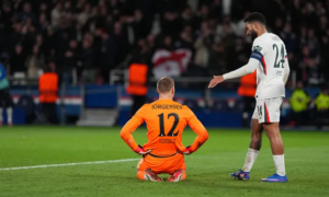 Carragher hối thúc Chelsea thay máu hàng thủ sau trận thua PSG