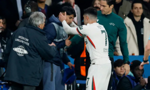 Pedro Neto hối hận vì hành động xô ngã cậu bé nhặt bóng