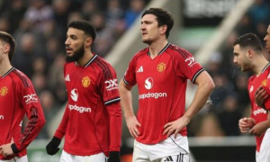 MU ép Harry Maguire giảm nửa lương để ở lại Old Trafford