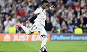 Hỏng phạt đền, Vinicius nhận phản ứng bất ngờ từ sân Bernabeu