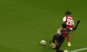 Huyền thoại Arsenal bị mỉa mai vì bênh vực đội bóng cũ