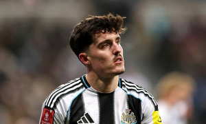 Tino Livramento hoãn gia hạn, Man City lập tức áp sát