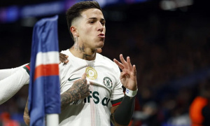 Chiếc huy hiệu vô địch thế giới đang tàn phá Chelsea