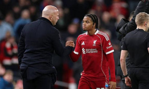 Arne Slot sẵn sàng trao suất đá chính cho Rio Ngumoha