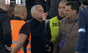 Mourinho nhận án cấm 2 trận, bức xúc vì bị gọi là kẻ phản bội