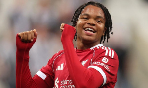 Rio Ngumoha đá chính ở trận Liverpool đấu Spurs