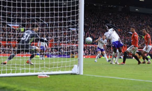 Clattenburg khẳng định VAR xử lý đúng ở bàn thua của MU