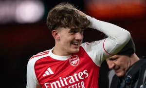 Rooney dặn Arsenal để kỷ lục gia 16 tuổi đi học