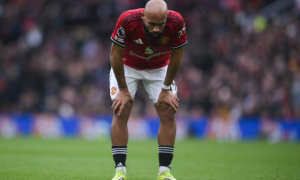 Chạm bóng ít hơn thủ môn, Mbeumo xứng đáng bị trảm