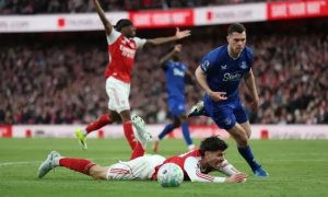 Micah Richards bức xúc vì Arsenal mất phạt đền trước Everton