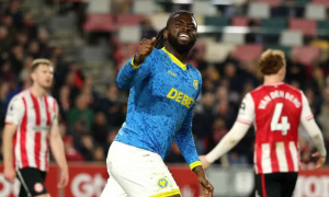 Arokodare đánh đầu tung lưới Brentford, giải cứu Wolves ngoạn mục