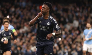 Vinicius nhại động tác khóc trả đũa CĐV Man City