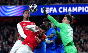 Người hùng cô độc Blaswich ngẩng cao đầu rời Emirates