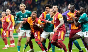 CĐV Galatasaray tạo 'biển lửa' chào đón đội nhà tại Liverpool