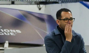 Liam Rosenior bảo vệ quyết định 'giương cờ trắng' sớm trước PSG