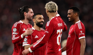 Ekitike gọi Salah là huyền thoại sau kỷ lục 50 bàn thắng