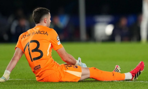 Thắng lớn Newcastle, Barca mất thủ môn Joan Garcia