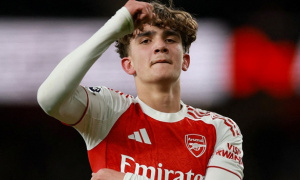 Cha và anh trai lấy bằng FIFA quản lý thần đồng Arsenal