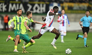 Cú đúp của Sarr giúp Palace thắng nhọc nhằn AEK Larnaca