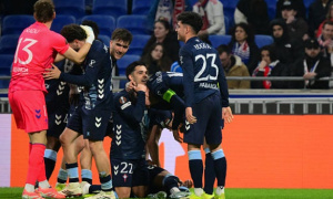 Nhận 2 thẻ đỏ, Lyon cay đắng rời Europa League