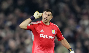 Vào tứ kết Europa League, McGinn gọi Martinez là gã điên