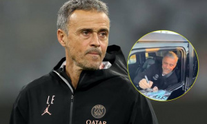 Enrique cười trừ khi bị fan hỏi chuyện dẫn dắt MU