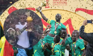 Bị tước vô địch, Senegal mang cúp vào căn cứ quân sự