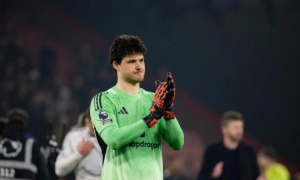 Lammens ngẩng cao đầu rời sân dù MU đánh rơi chiến thắng