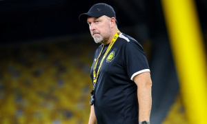 Cklamovski 'mất tất cả' dù không thua một trận nào