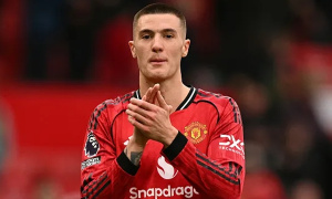 Rio Ferdinand hối thúc Michael Carrick tin dùng Benjamin Sesko