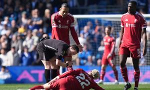 Liverpool mất Hugo Ekitike ngay đầu trận gặp Brighton