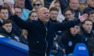 Arne Slot thừa nhận áp lực nặng nề tại Liverpool