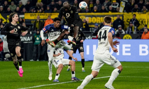 Bensebaini lập cú đúp giúp Dortmund thắng ngược Hamburger SV 3-2