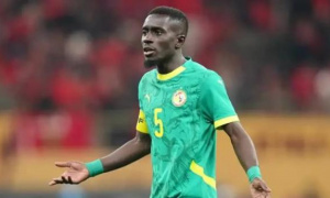 Bức xúc vụ tước ngôi vương, Gueye đòi gom huy chương trả Morocco