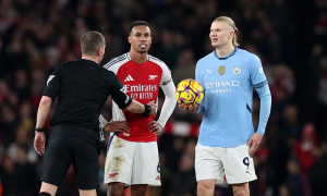 Trọng tài chung kết Carabao Cup bị cấm bắt trận Liverpool