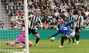 Sunderland ngược dòng đánh bại Newcastle ở phút cuối