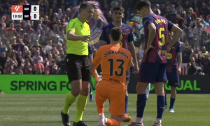 Thủ môn Barca trấn an CĐV sau chấn thương thót tim