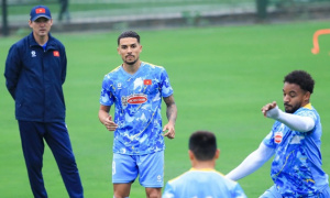 HLV Kim Sang Sik khó giải bài toán lột xác trong ba ngày