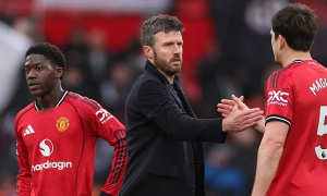 Vì sao MU chưa dám đặt cược tương lai vào Michael Carrick?
