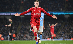 Elliot Anderson đánh cược sự nghiệp giữa Man Utd và Man City