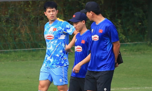 HLV Kim Sang Sik 'chăm' Đình Trọng ngày tái xuất