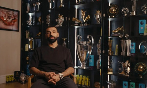 Quá nhiều danh hiệu ở Liverpool, Salah phải để cúp dưới sàn nhà