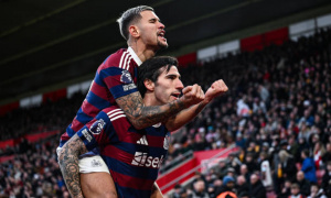 Man Utd mượn vé Champions League để rút ruột Newcastle