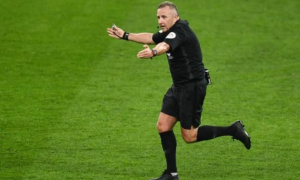 Phép lợi thế trong bóng đá: Nghệ thuật cầm còi của trọng tài