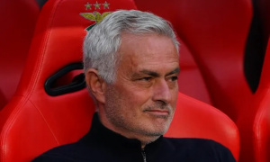 Chuyên gia giục Newcastle bỏ Howe, mời Mourinho