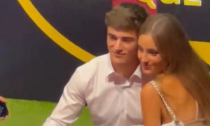 Gavi xử lý khéo khi fan nữ dúi số điện thoại