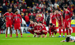 Daniel James đau đớn khi Wales gục ngã trước Bosnia